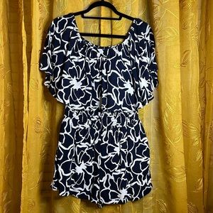 Kaari Blue Off-the-Shoulder Nave & White roper.